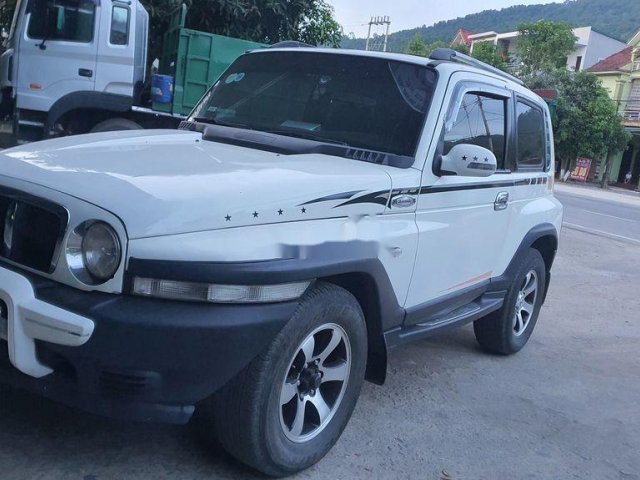 Cần bán lại xe Ssangyong Korando sản xuất 2004, màu trắng0