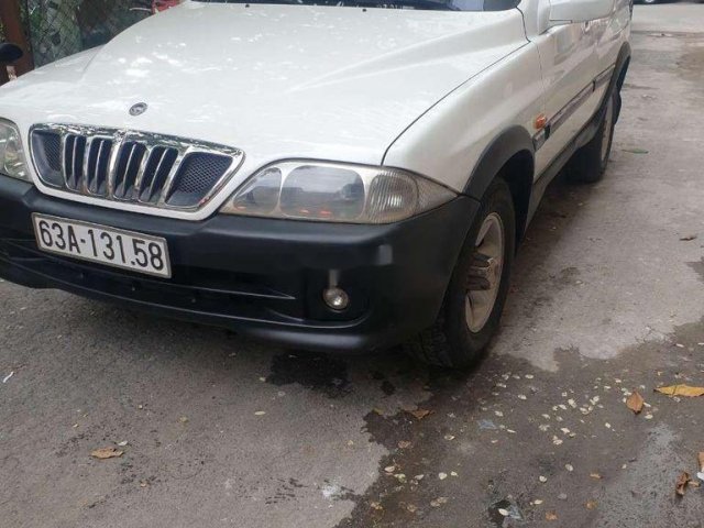 Bán ô tô Ssangyong Musso đời 2003, màu trắng giá cạnh tranh0