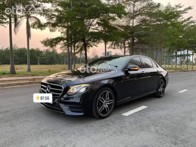 Cần bán xe Mercedes E300 năm sản xuất 2019, màu đen còn mới, đi 12872 km0