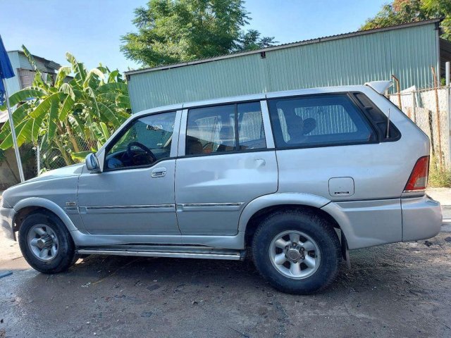 Xe Ssangyong Musso sản xuất năm 2003, màu bạc, xe nhập