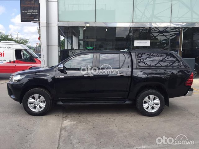 Bán xe Toyota Hilux sản xuất năm 2015, màu đen, giá 569tr0