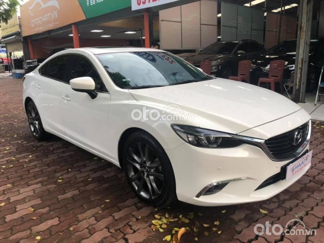 Cần bán gấp Mazda 6 2.0 Premium năm sản xuất 2017, màu trắng0