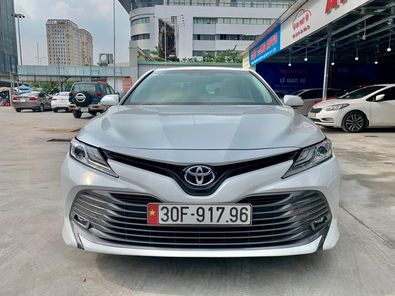 Cần bán lại xe Toyota Camry AT 2019, màu bạc0