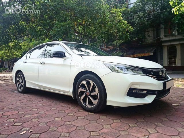 Cần bán lại xe Honda Accord 2.4 trắng tinh, khẳng định đẳng cấp0