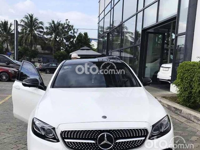Bán Mercedes E300 sản xuất năm 2019, màu trắng còn mới0