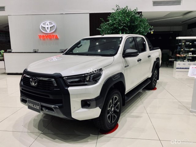 Toyota Hilux 2.8 AT 2021. Giao ngay