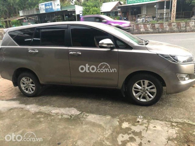 Cần bán Toyota Innova sản xuất 2017, màu vàng cát0