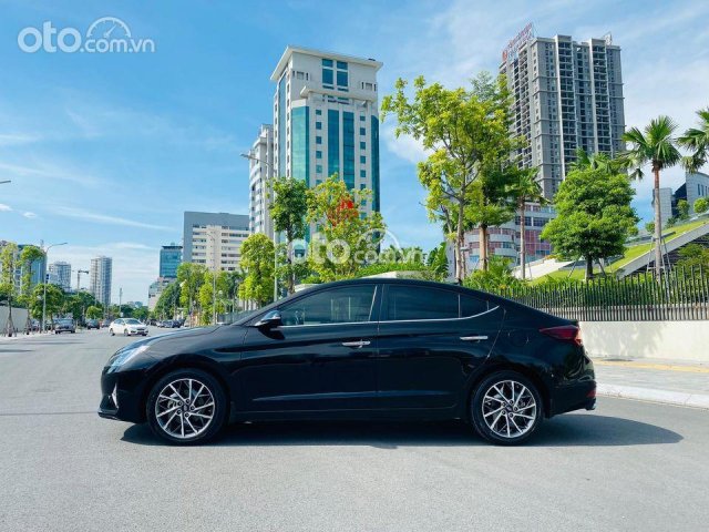 Cần bán lại xe Hyundai Elantra sản xuất 2020, màu đen, giá tốt