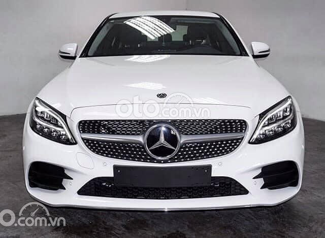 Cần bán xe Mercedes C180 AMG đời 2021, màu trắng0