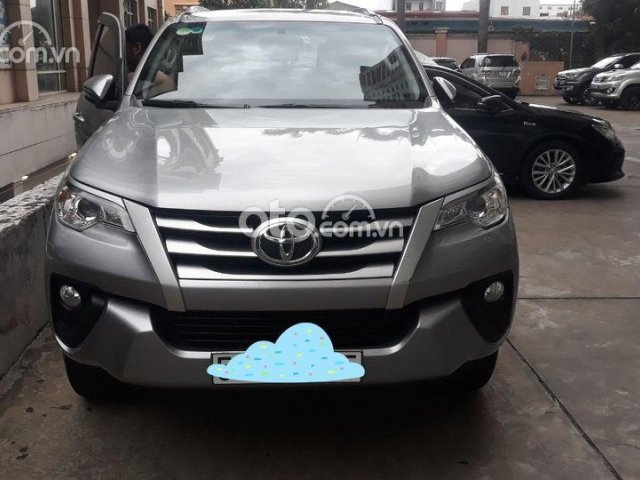 Bán Toyota Fortuner năm sản xuất 2018, màu bạc chính chủ0