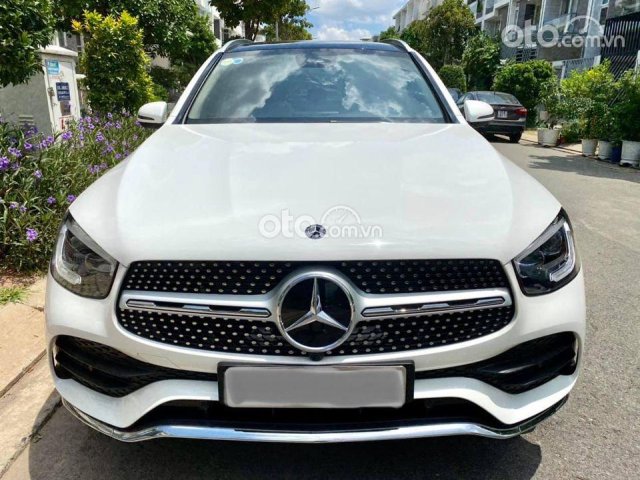 Cần bán gấp Mercedes GLC300 đời 2020, màu trắng như mới0