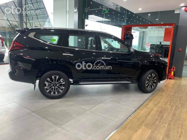 Bán Mitsubishi Pajero Sport 4x2 đời 2021, màu đen0