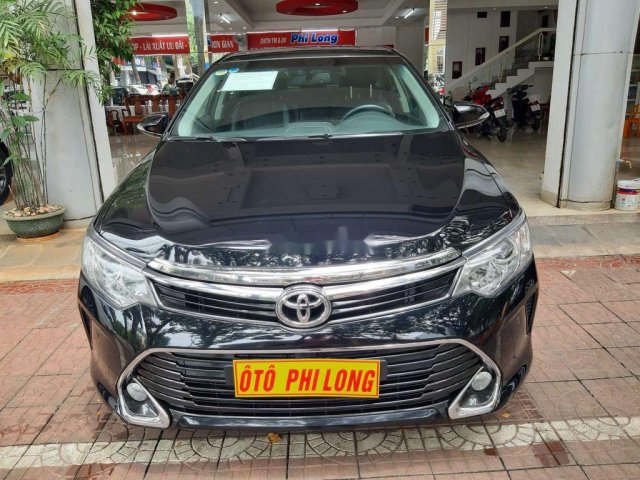 Cần bán lại xe Toyota Camry năm sản xuất 2017, màu đen còn mới0