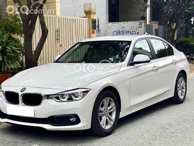 Cần bán xe BMW 320i năm 2017, màu trắng, xe nhập còn mới0