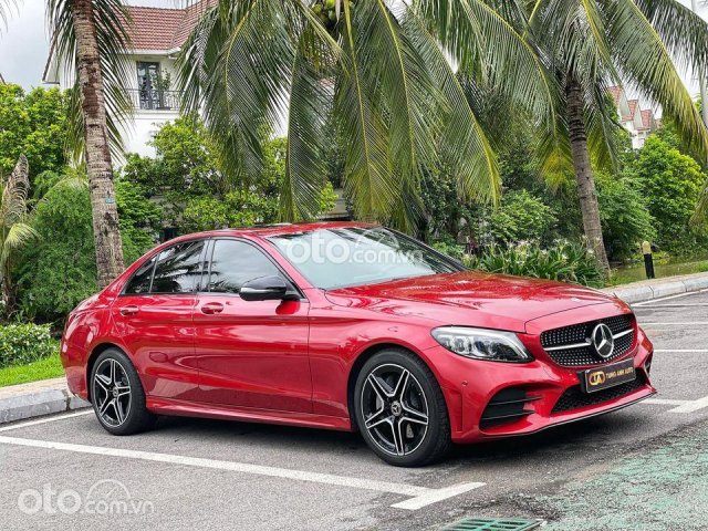Cần bán Mercedes C300 AMG 2019, màu đỏ0