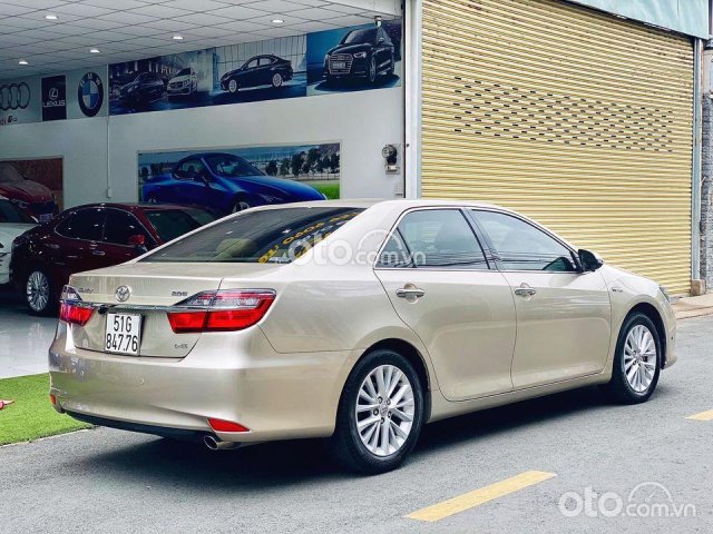 Bán Toyota Camry sản xuất năm 2018, màu vàng cát, nhập khẩu