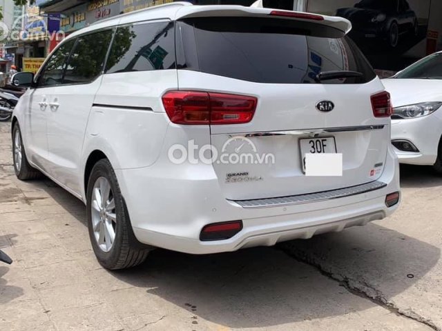 Cần bán gấp Kia Sedona năm 2018, màu trắng, 915 triệu0