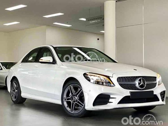 Cần bán Mercedes C180 sản xuất năm 2021, màu trắng0