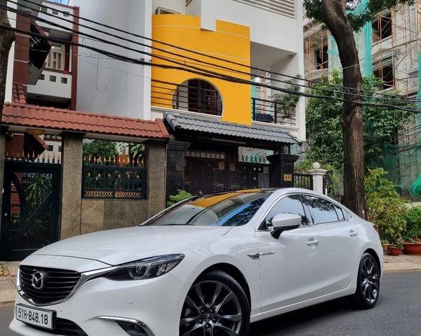 Cần bán xe Mazda 6 2.5AT đời 2020, màu trắng0