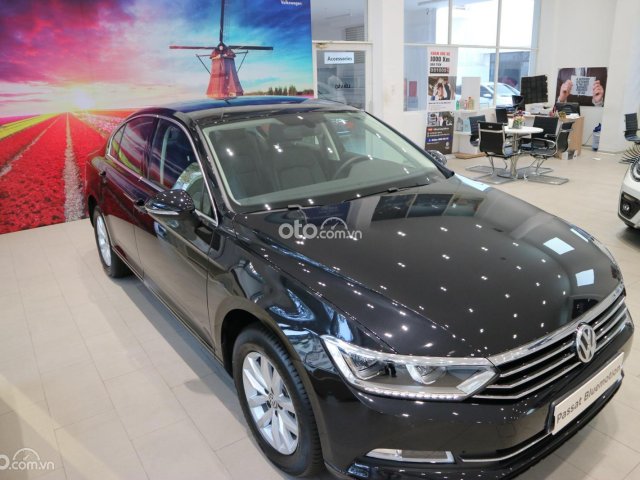 Volkswagen Passat Bluemotion màu đen lịch lãm - khuyến mãi đến 200 triệu0