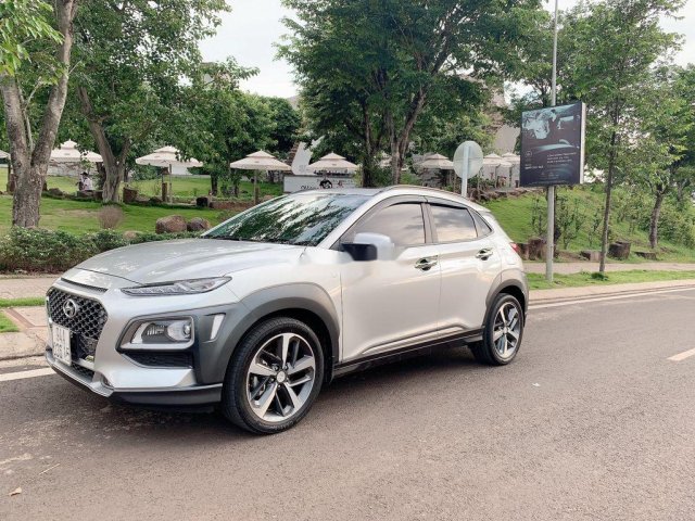 Bán Hyundai Kona 2018, màu bạc chính chủ, 650 triệu