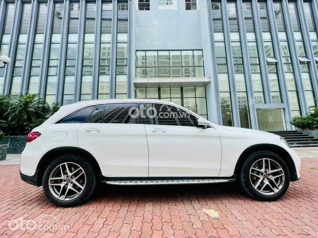 Cần bán Mercedes GLC300 năm sản xuất 2018, màu trắng còn mới0