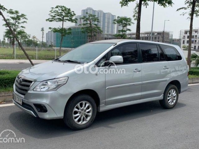 Bán xe Toyota Innova E đời 2014, màu bạc số sàn, giá tốt0