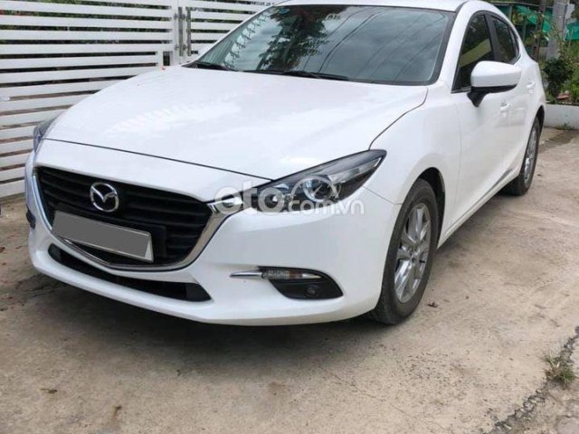 Xe Mazda 3 đời 2017, màu trắng số tự động, giá chỉ 590 triệu0