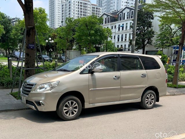 Cần bán nhanh Toyota Innova 2014 màu vàng cát, biển Thanh Hoá