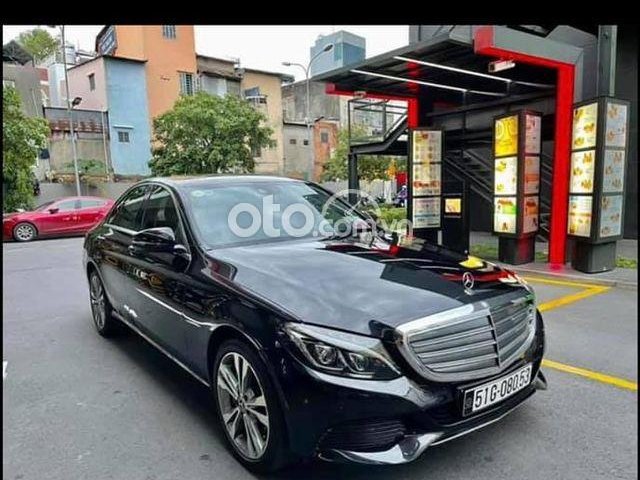 Cần bán xe Mercedes C250 sản xuất năm 2017, màu đen0