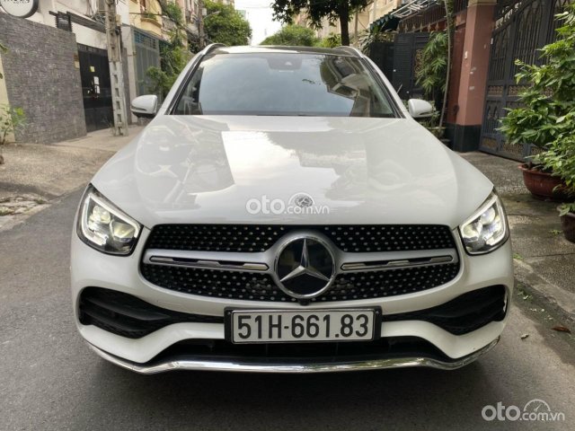 Bán Mercedes Benz GLC300 AMG sản xuất 2020, màu trắng, nội thất kem đi 9.999km bao check hãng