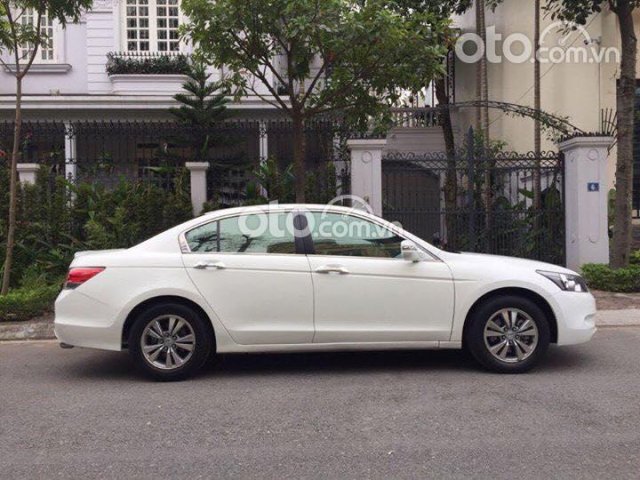 Honda Accord đời 2010 màu trắng chính chủ0