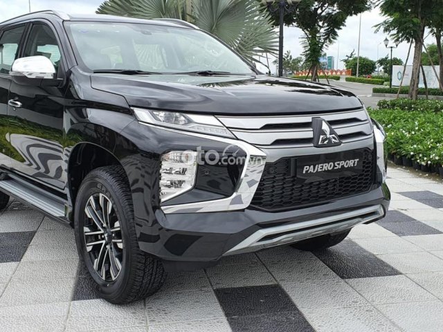 Cần bán xe Mitsubishi Pajero Sport sản xuất 2021, màu đen0