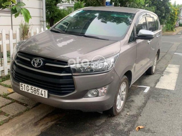 Cần bán xe Toyota Innova sản xuất 2018, màu xám0