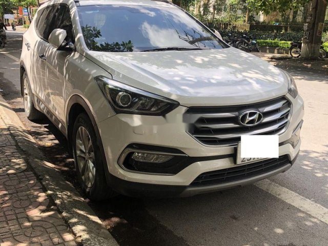 Cần bán Hyundai Santa Fe đời 2018, màu trắng số tự động, giá chỉ 855 triệu0