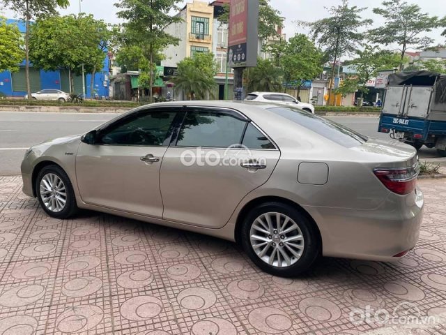 Bán Toyota Camry 2.0E năm sản xuất 2016 như mới, giá 755tr