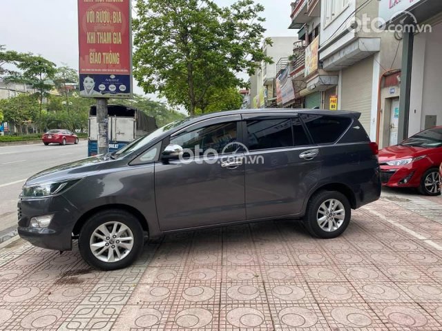 Cần bán gấp Toyota Innova 2.0E sản xuất 2018, màu xám số sàn, 579tr0