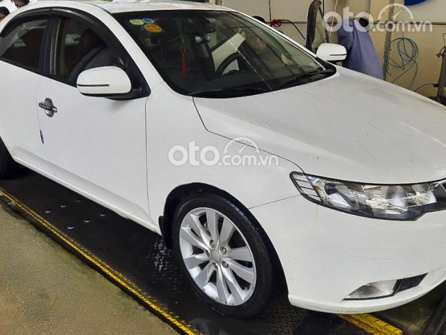 Cần bán gấp Kia Forte SX 1.6 MT sản xuất 2011, màu trắng0