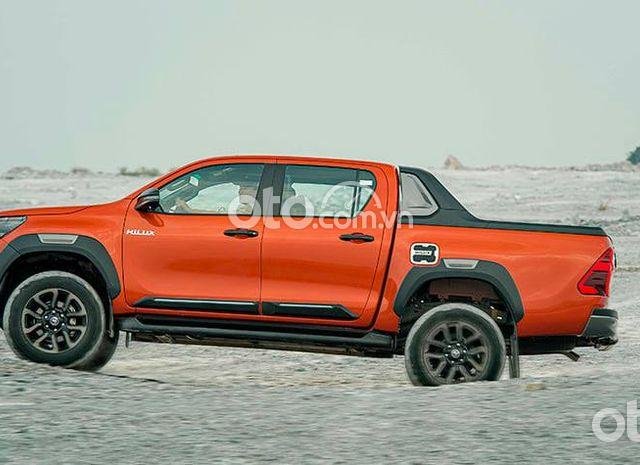 Bán ô tô Toyota Hilux 2.4L 4X2 MT đời 2021, màu cam