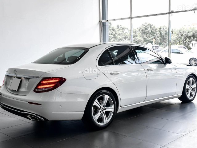 Bán xe Mercedes E250 năm sản xuất 2018, màu trắng, đi được 25.000km