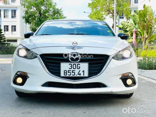 Cần bán gấp Mazda 3 sản xuất 2015, màu trắng0