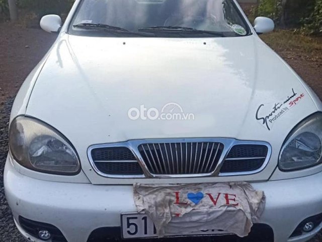 Cần bán Daewoo Lanos đời 2004, màu trắng còn mới