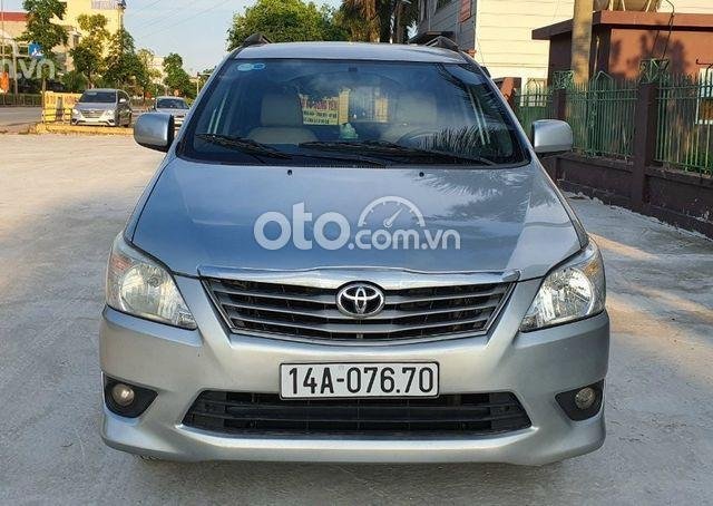 Bán xe Toyota Innova 2013, màu bạc xe gia đình