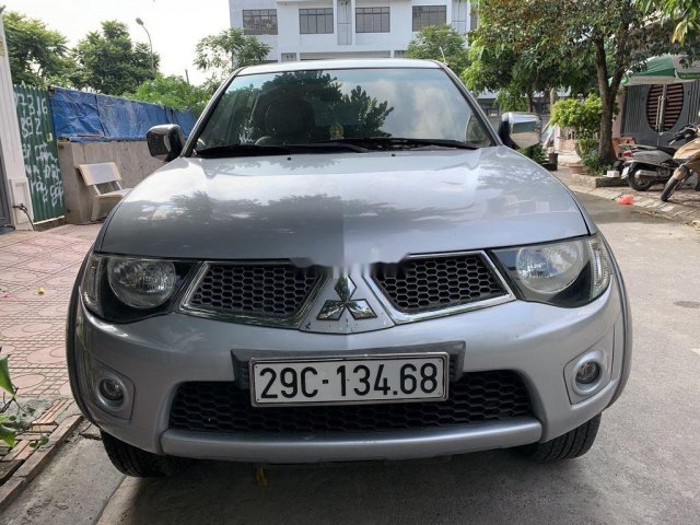 Cần bán gấp Mitsubishi Triton sản xuất 2011, màu bạc, nhập khẩu 0