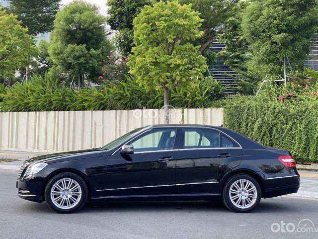 Xe Mercedes E300 2011, màu đen chính chủ 