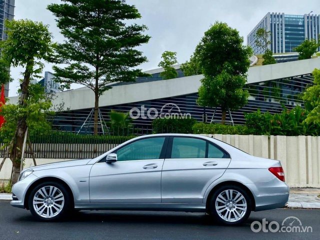 Cần bán Mercedes C250 sản xuất năm 2011, màu bạc0