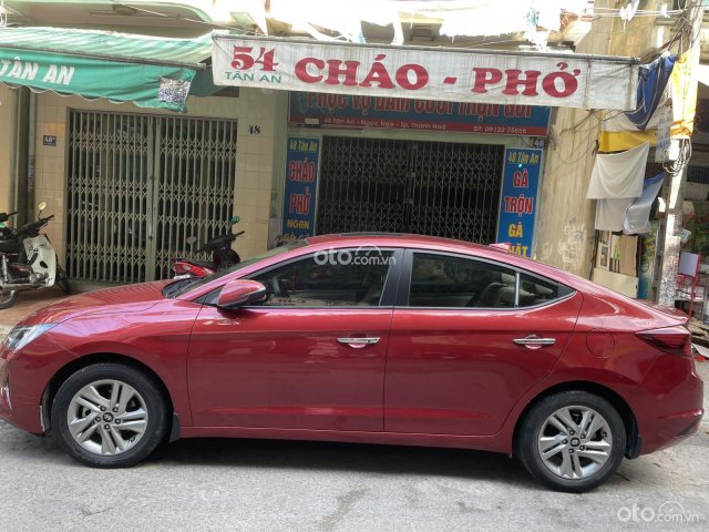 Chính chủ cần bán Hyundai Elantra năm sản xuất 2019, màu đỏ mới cứng