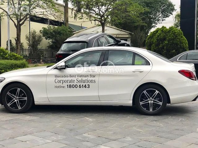 Cần bán gấp Mercedes C180 năm 2020, màu trắng0