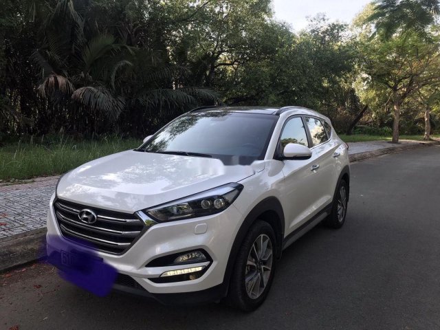 Cần bán gấp Hyundai Tucson năm sản xuất 2019, màu trắng, nhập khẩu xe gia đình0