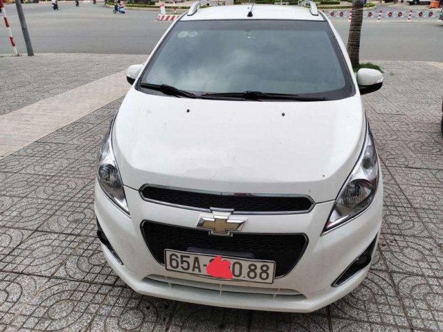 Cần bán gấp Chevrolet Spark sản xuất 2016, màu trắng xe gia đình, giá 220tr0